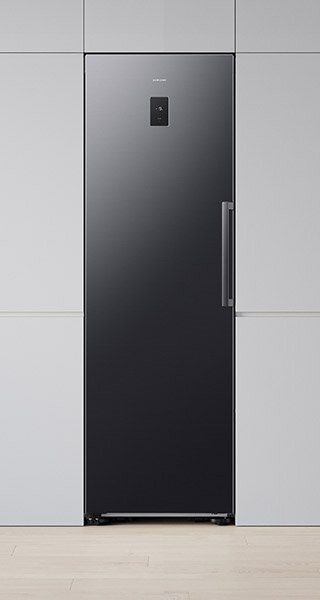 Chłodziarka jednodrzwiowa RR70H39CEFEO Grafitowa lodówka o nowoczesnym designie z panelem sterowania na drzwiach. Widoczne logo \'SAMSUNG\' na górze urządzenia.