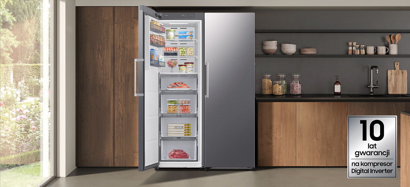 Kompresor Digital Inverter Kuchnia z otwartą lodówką w kolorze szczotkowanej stali nierdzewnej, wypełnioną różnorodnymi produktami spożywczymi. W prawym dolnym rogu widoczna jest informacja: \'10 lat gwarancji na kompresor Digital Inverter\'.