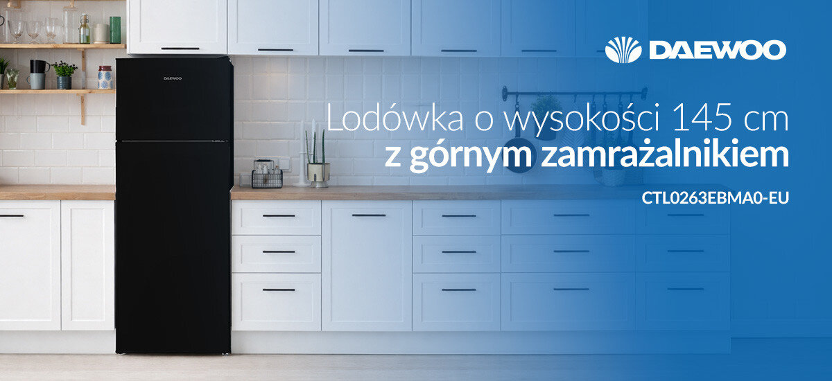 Czarna lodówka stoi w kuchni z białymi szafkami i drewnianym blatem. Na obrazie widoczny jest tekst: \'Lodówka o wysokości 145 cm z górnym zamrażalnikiem\' oraz \'CTL0263EBMA0-EU\'.
