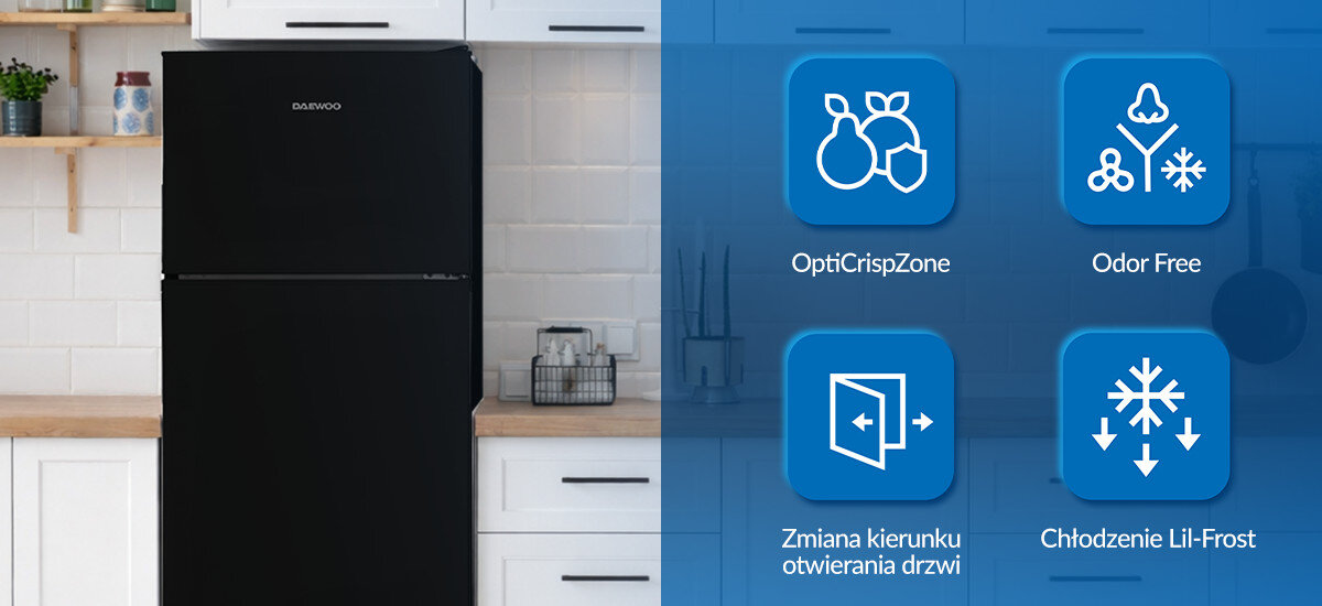 Czarna lodówka DAEWOO stoi w kuchni z białymi kafelkami i drewnianymi półkami. Obok znajdują się ikony z napisami: \'OptiCrispZone\', \'Odor Free\', \'Zmiana kierunku otwierania drzwi\', \'Chłodzenie Lil-Frost\'.