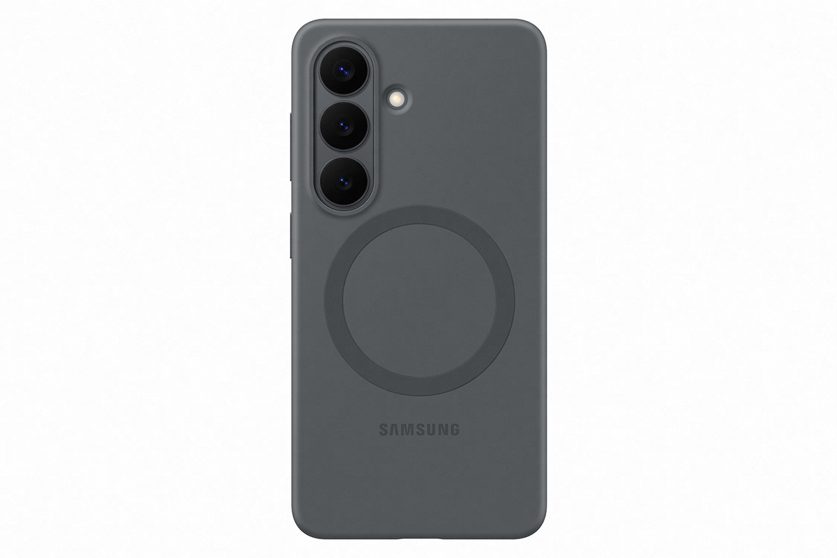 Packshot Galaxy S26 szary Etui na telefon w ciemnym kolorze z trzema otworami na aparaty i logo \'SAMSUNG\' na dole. Na środku widoczny jest okrągły wzór.