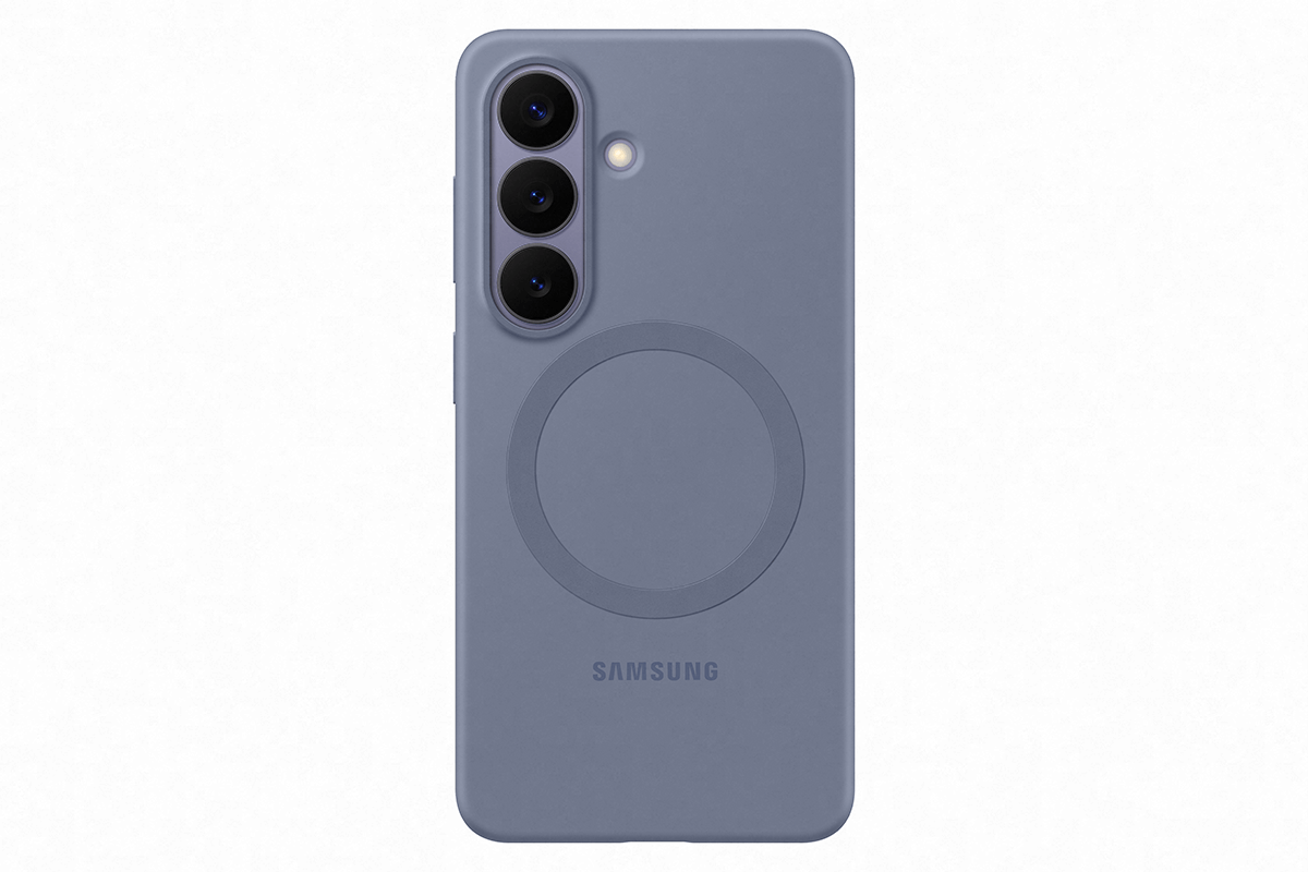 Packshot Galaxy S26 granatowy Niebiesko-fioletowe etui na telefon z trzema otworami na aparaty i okrągłym wzorem na środku. Na dole widoczne jest logo \'SAMSUNG\'.