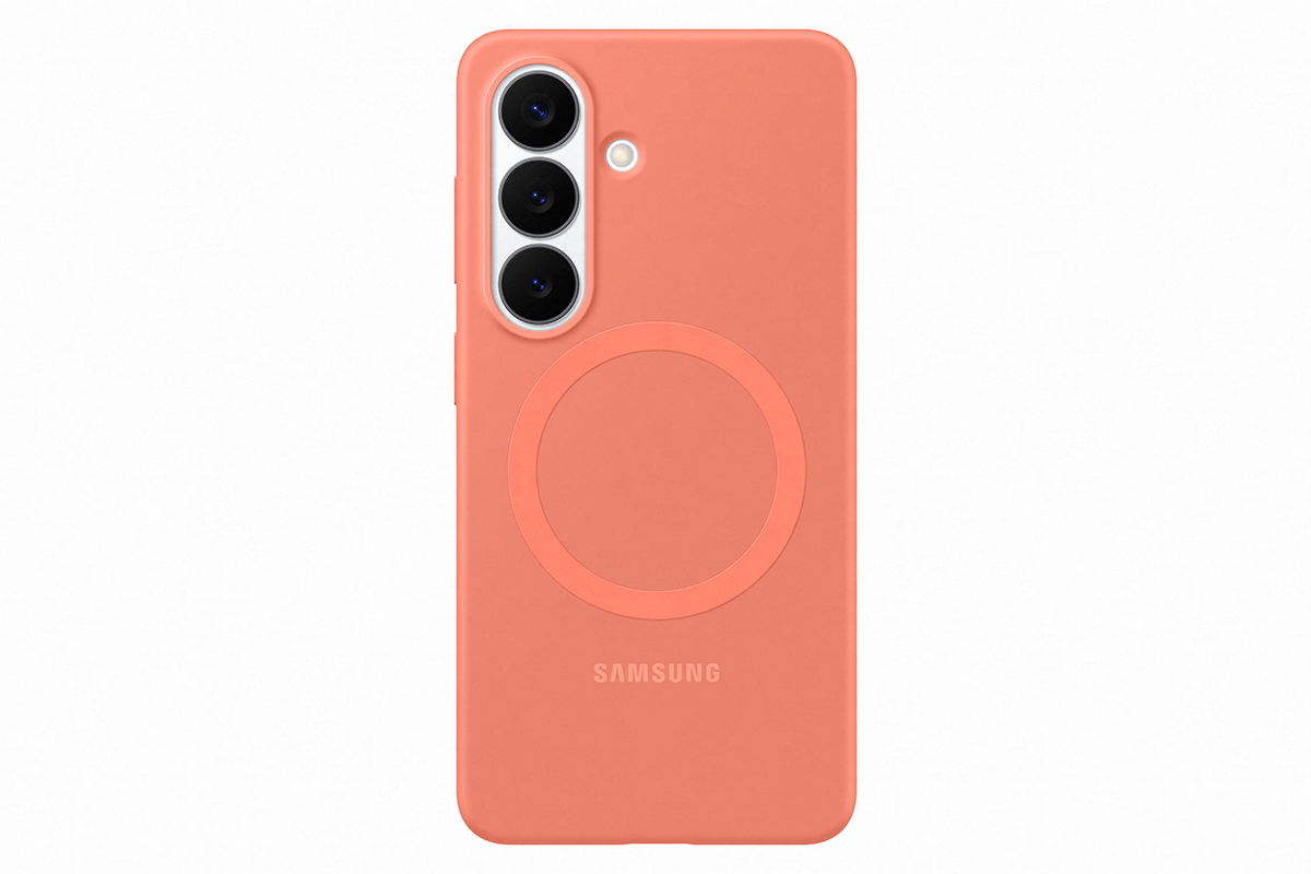 Packshot Galaxy S26 koralowy Na obrazie widoczne jest pomarańczowe etui na telefon z trzema otworami na aparaty i napisem \'SAMSUNG\'.