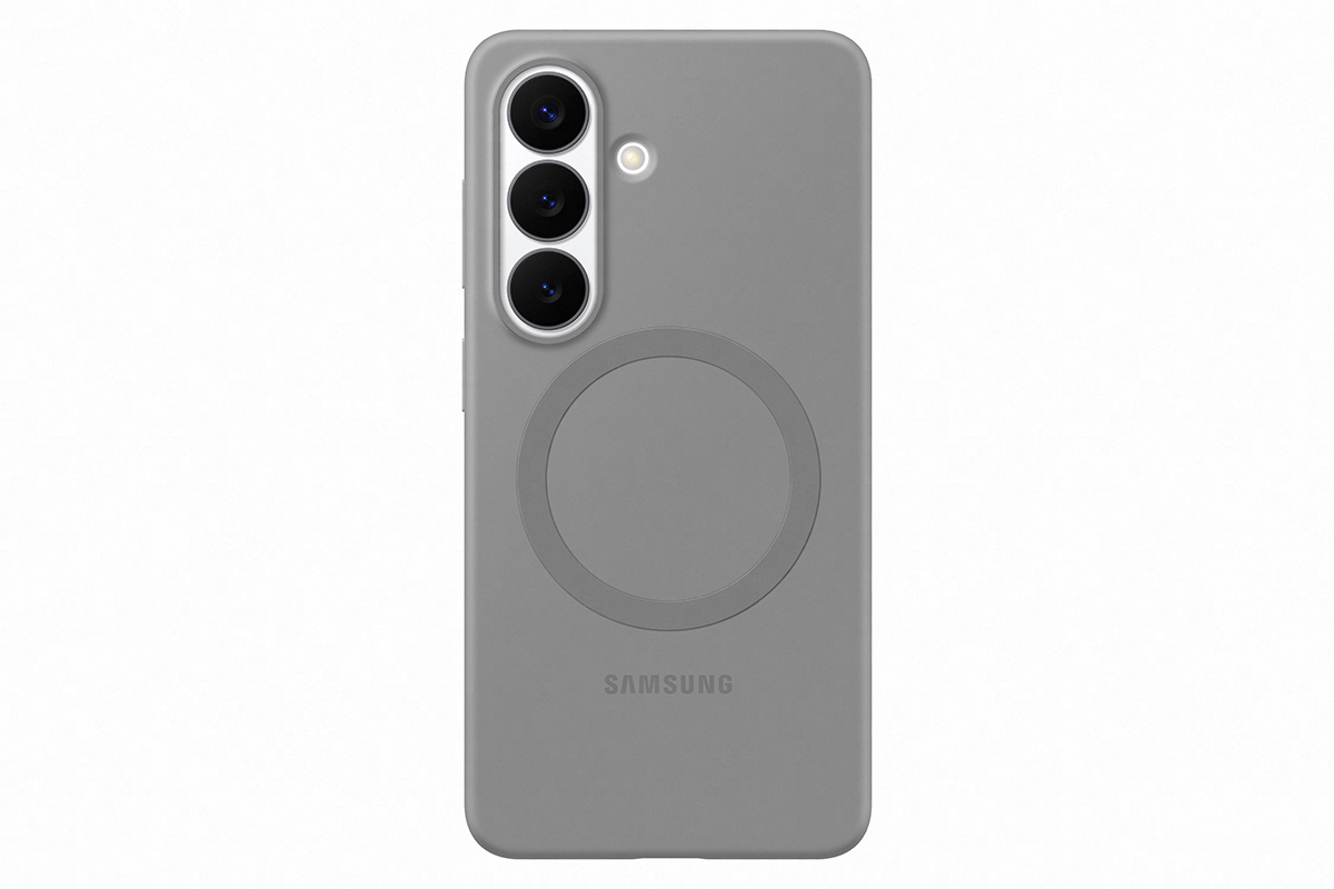 Packshot Galaxy S26 jasnoszary Szare etui na telefon z trzema otworami na aparaty i okrągłym wzorem na środku. Widoczne jest logo \'SAMSUNG\'.
