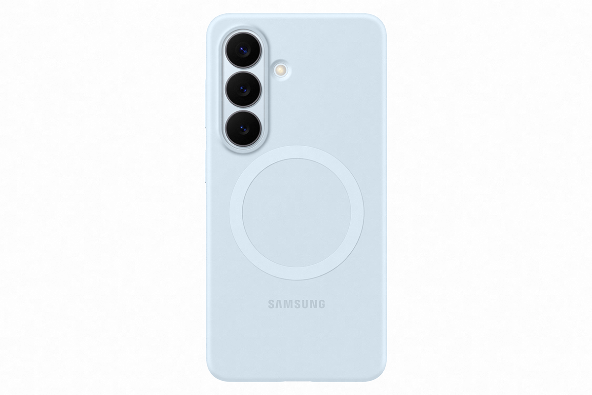 Packshot Galaxy S26 jasnoniebieski Na obrazie widoczne jest niebiesko-fioletowe etui na telefon z trzema otworami na aparaty i napisem \'SAMSUNG\'.