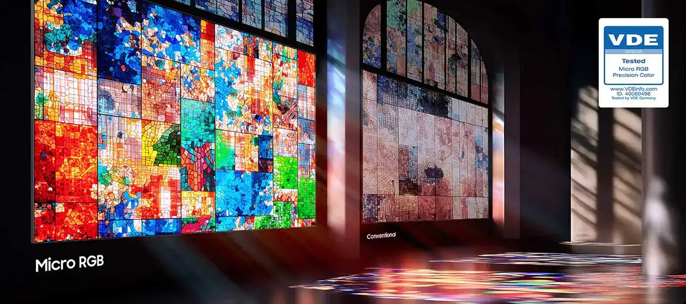2026-micro-rgb-micro-rgb-precision-color-100-pc 1352x600 Obraz przedstawia dwa ekrany, z których jeden ma intensywne, kolorowe piksele oznaczone jako \'Micro RGB\', a drugi jest bardziej wyblakły i oznaczony jako \'Conventional\'. W prawym górnym rogu znajduje się certyfikat VDE z napisem \'Tested Micro RGB Precision Color\'.