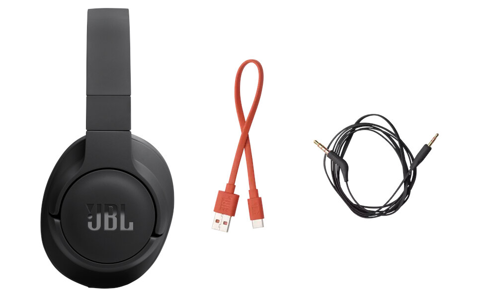 Na obrazie widoczne są czarne słuchawki nauszne z logo JBL, czerwony kabel USB oraz czarny kabel audio z wtykiem jack.