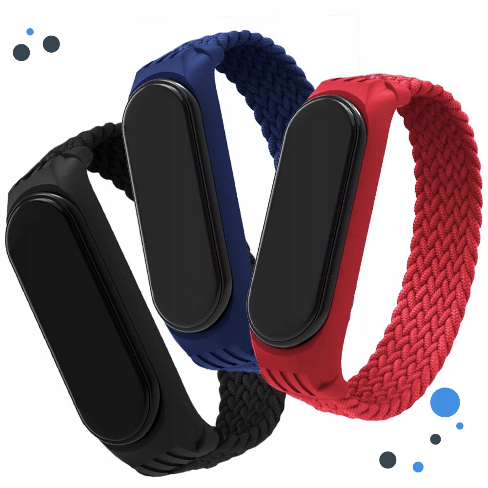 Trzy opaski do smartband\'a w kolorach czarnym, niebieskim i czerwonym, z plecionym wzorem. W tle widoczne są niebieskie i szare kropki.