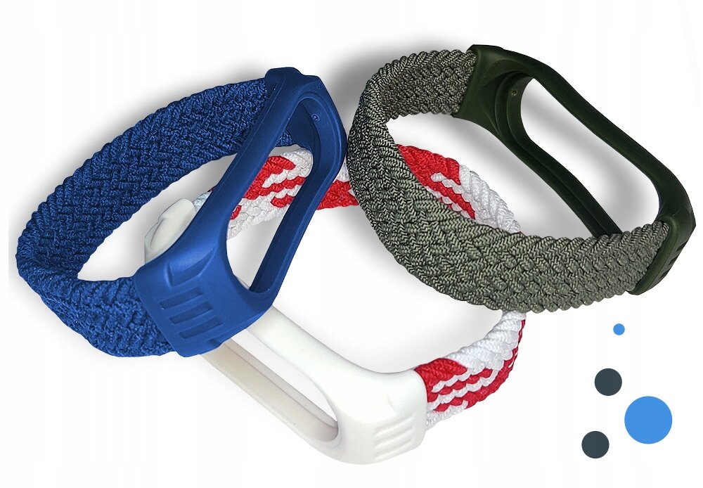 Trzy kolorowe opaski do smartband\'a Xiaomi Mi Band 7, w kolorach niebieskim, zielonym i biało-czerwonym, ułożone na białym tle z trzema kropkami w odcieniach niebieskiego i szarości.