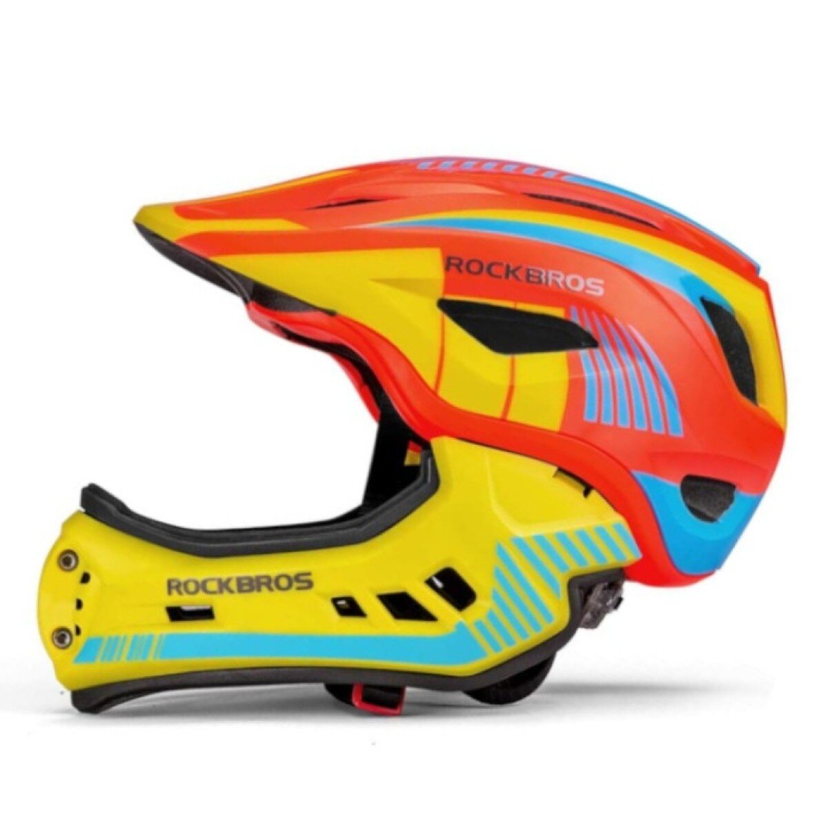 Kask rowerowy dziecięcy w kolorach żółtym, czerwonym i niebieskim z widocznym napisem \'ROCKBROS\' na boku.