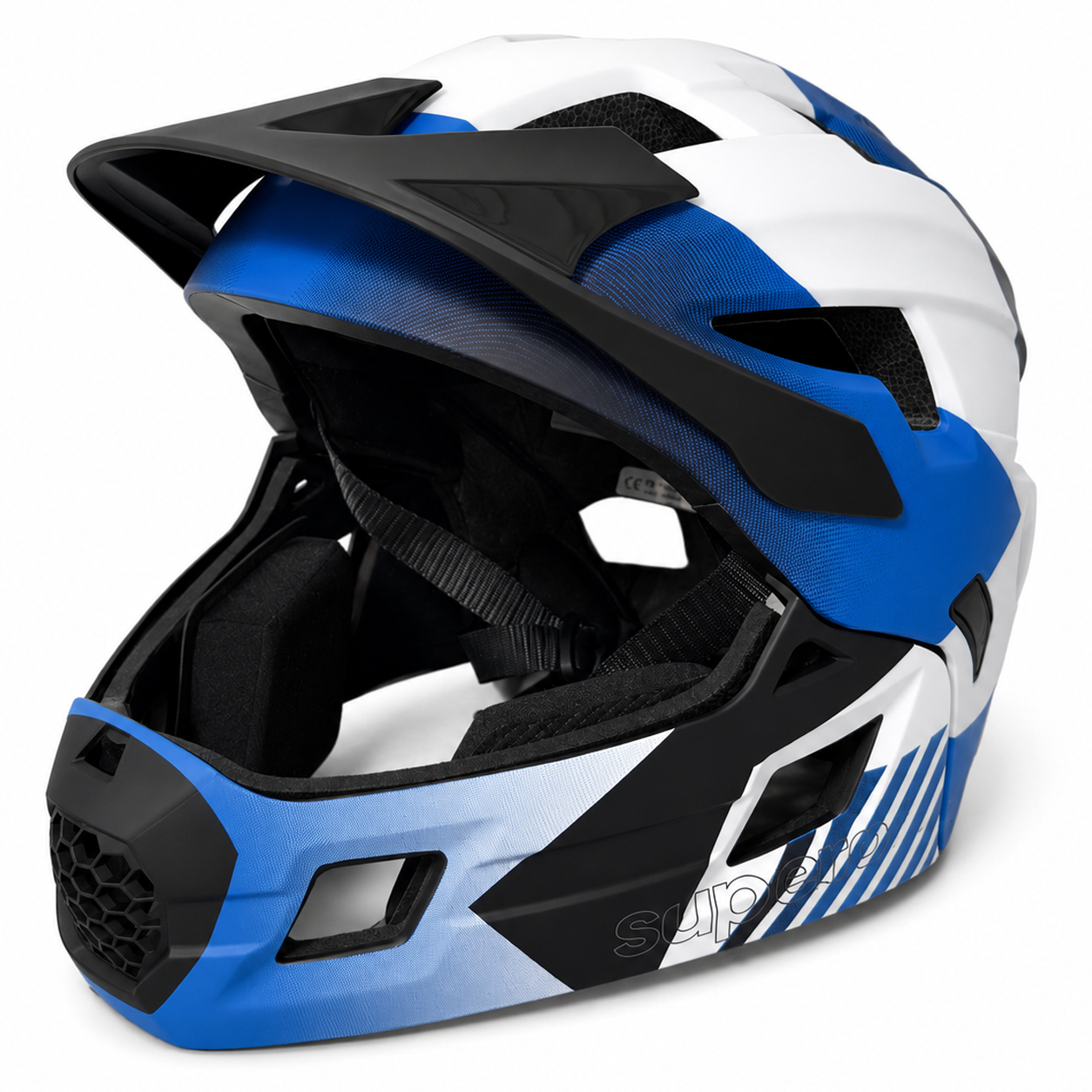 Kask rowerowy w kolorach niebieskim, białym i czarnym z daszkiem oraz otworami wentylacyjnymi. Na kasku widoczny jest napis \'supero\'.