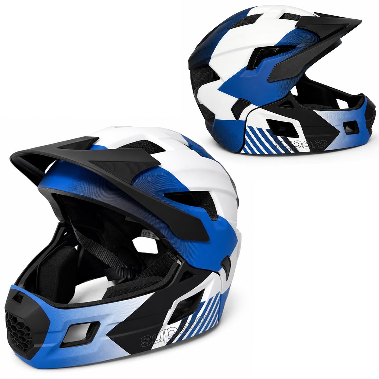 Kask rowerowy w kolorach niebieskim, białym i czarnym z daszkiem i otworami wentylacyjnymi. Na kasku widoczny jest napis \'supero\'.