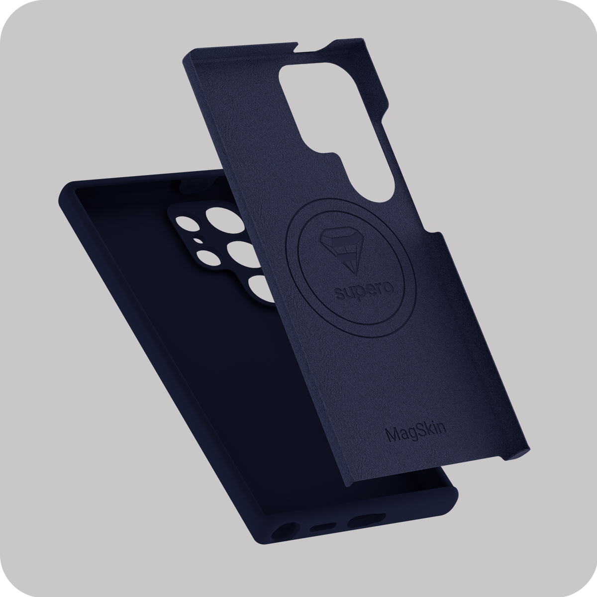 Ciemnoniebieskie etui silikonowe z wycięciami na aparat i logo \'supero\' oraz napisem \'MagSkin\'.