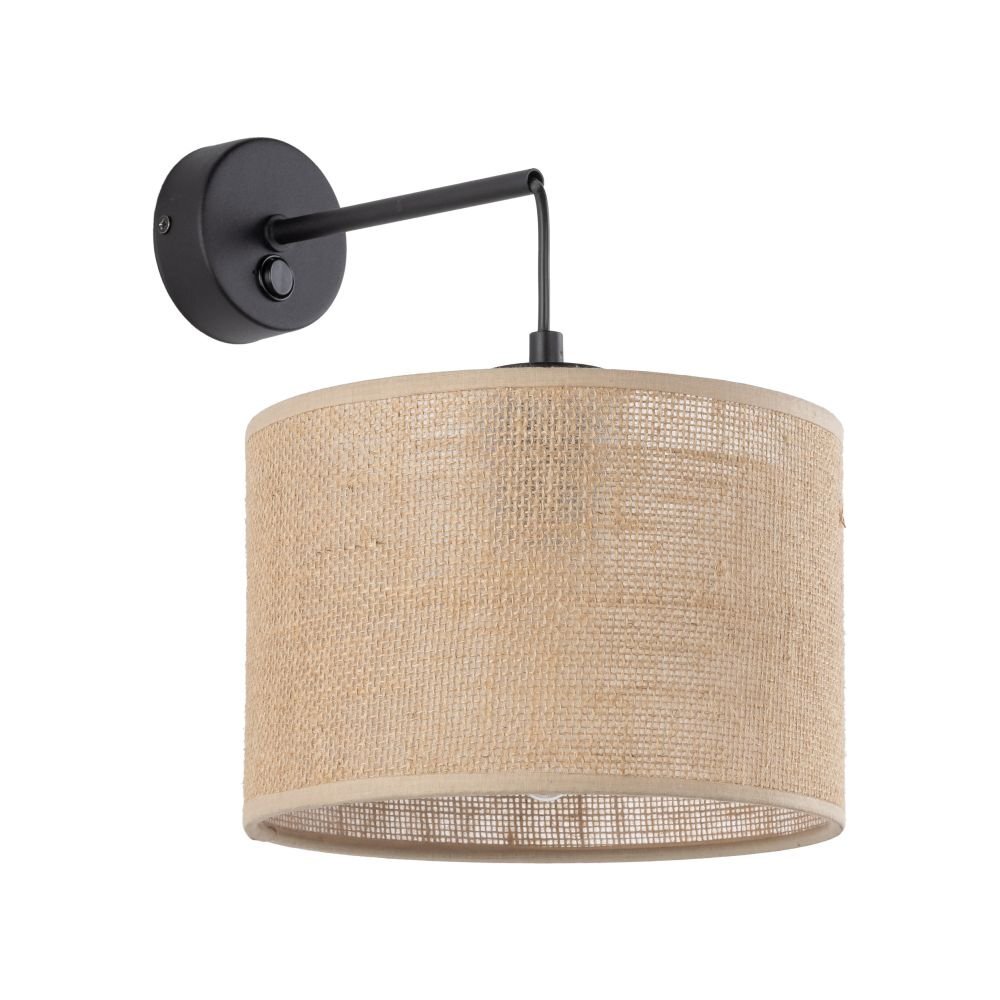 Kinkiet ścienny z czarnym metalowym uchwytem i jutowym kloszem w stylu vintage/boho. Klosz ma cylindryczny kształt i naturalny kolor.