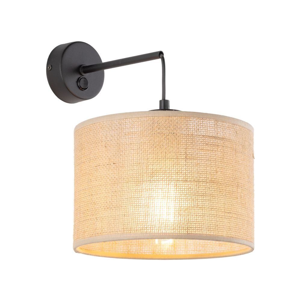 Kinkiet ścienny z czarnym metalowym ramieniem i jutowym kloszem w stylu vintage/boho. Klosz jest cylindryczny, a światło jest widoczne przez jego strukturę.