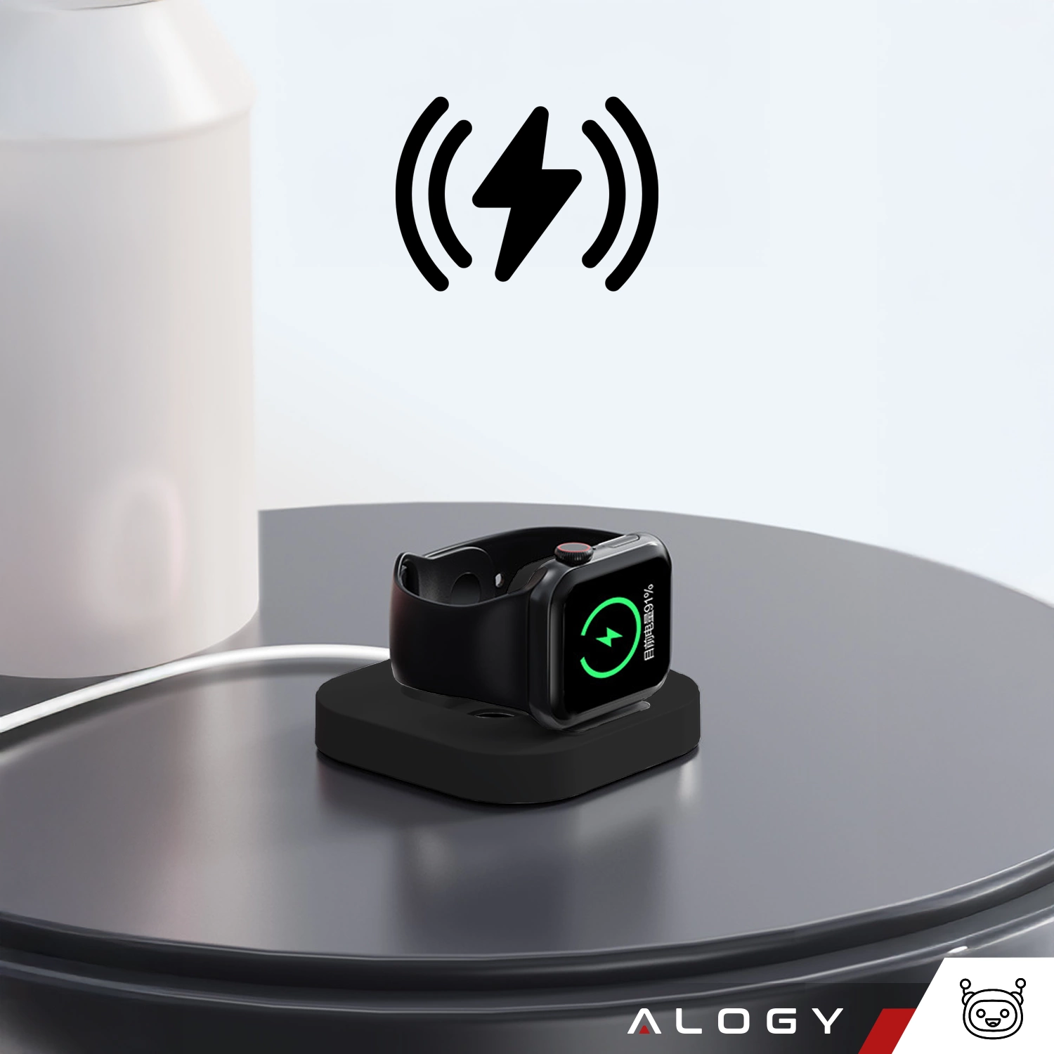 Na okrągłym stole znajduje się czarna ładowarka indukcyjna z zegarkiem Apple Watch. W tle widoczne jest logo Alogy oraz symbol ładowania.