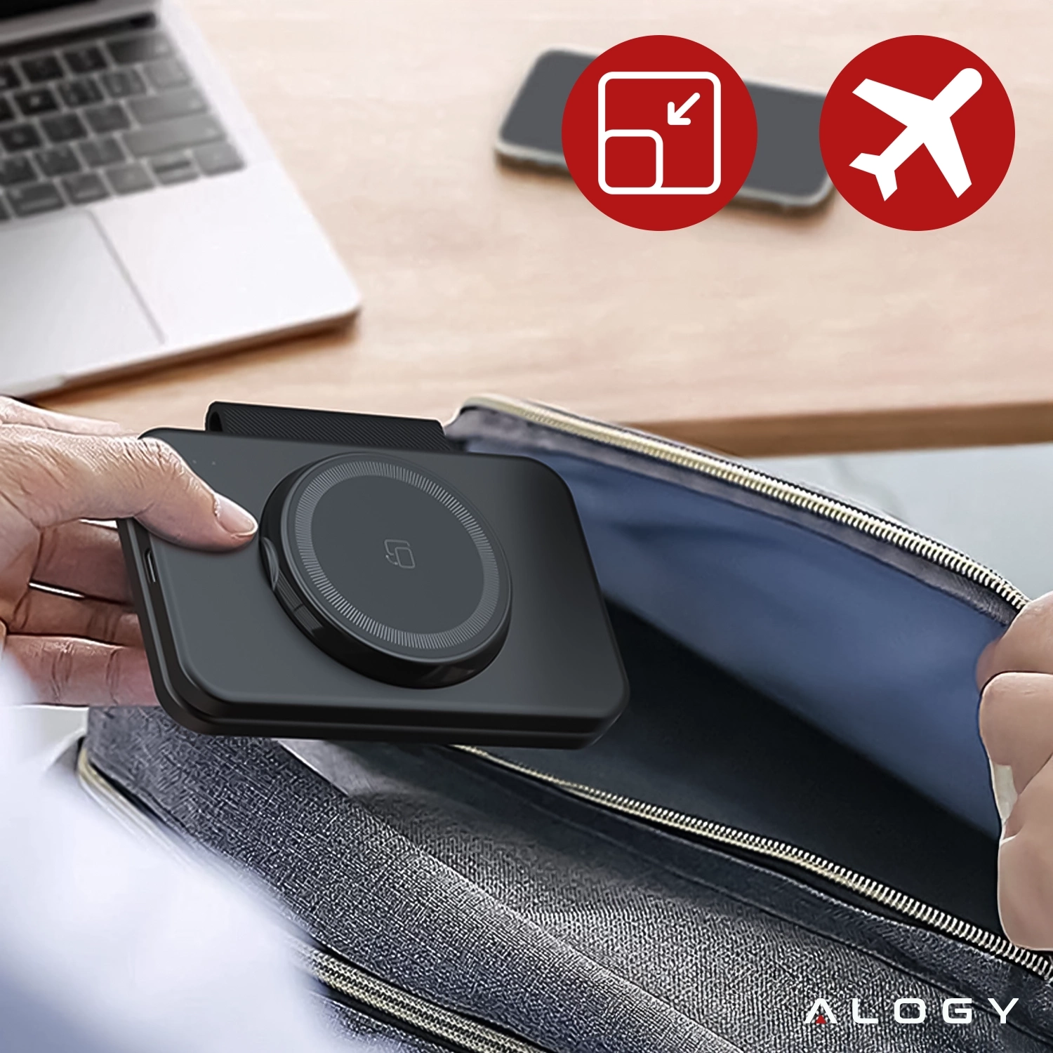 Osoba wkłada czarną, składaną ładowarkę indukcyjną do torby. W tle widoczny jest laptop, telefon oraz dwa czerwone symbole: jeden z ikoną samolotu, drugi z ikoną zmniejszania rozmiaru.