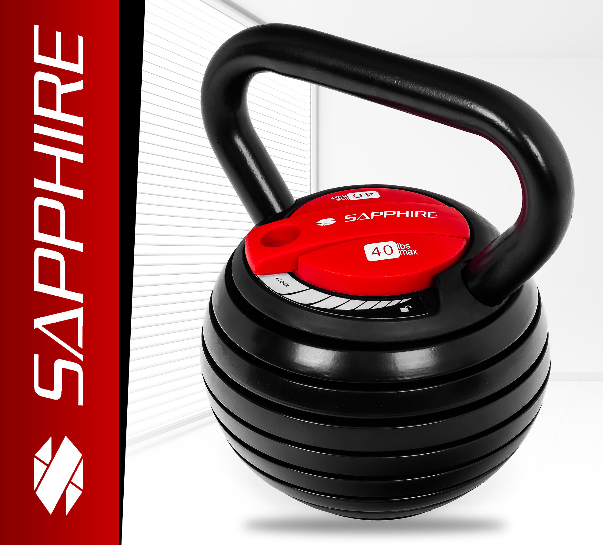 Na obrazie widoczny jest czarny kettlebell z czerwonym elementem, na którym znajduje się napis \'SAPPHIRE\' oraz \'40 lbs max\'. Po lewej stronie widnieje pionowy pasek z napisem \'SAPPHIRE\' i logo.