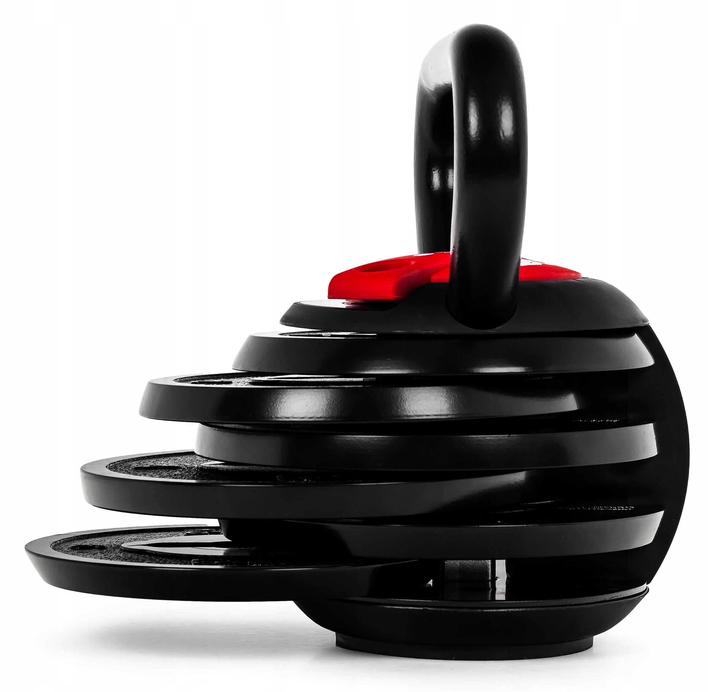 Czarny kettlebell z regulowanymi talerzami i czerwonym elementem na górze. Talerze są częściowo wysunięte, ukazując mechanizm regulacji wagi.