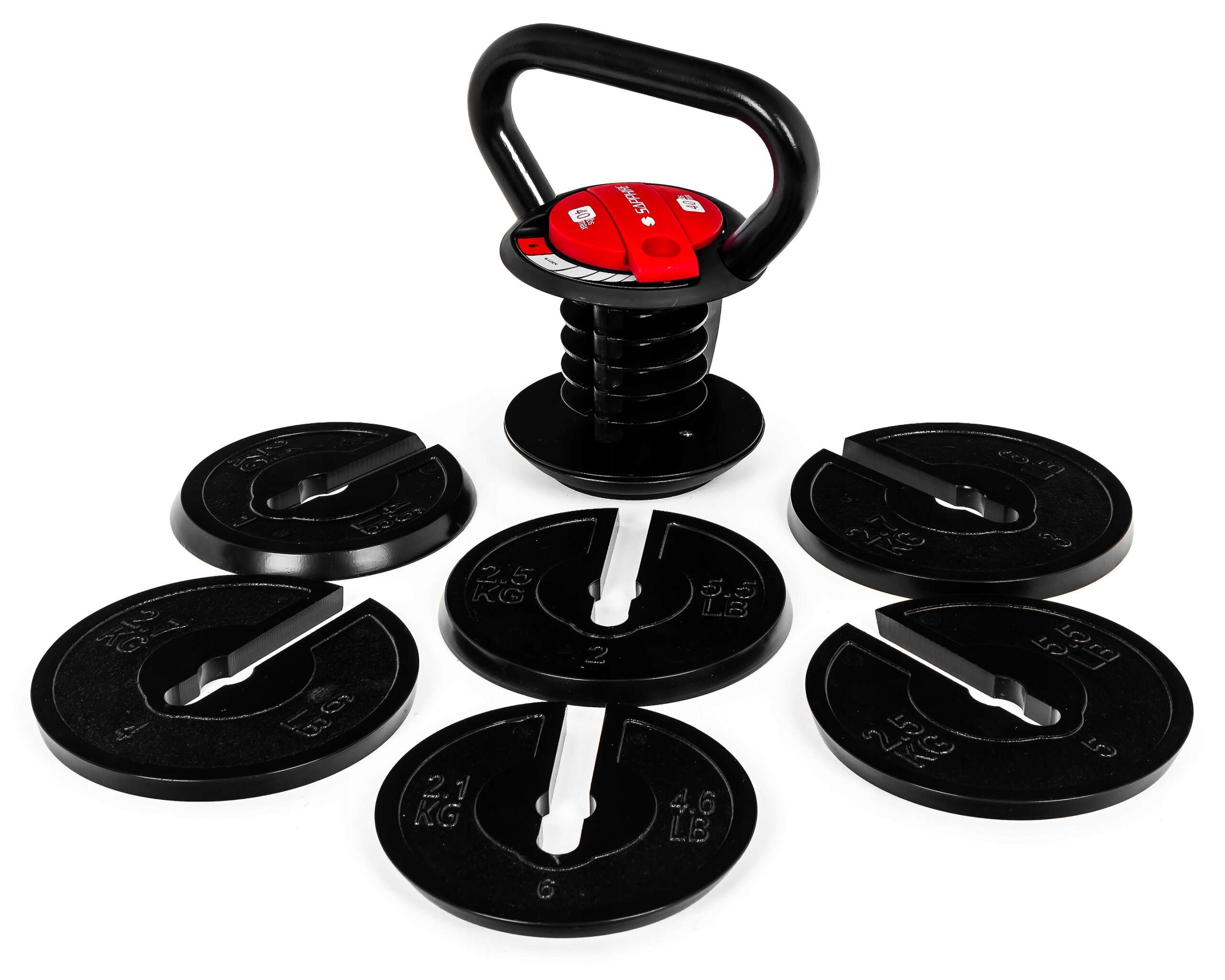 Na obrazie widoczny jest regulowany kettlebell z czarnym uchwytem i czerwonym mechanizmem blokującym, otoczony sześcioma czarnymi talerzami o różnych wagach. Na czerwonym mechanizmie widoczny jest napis \'Sapphire\'.