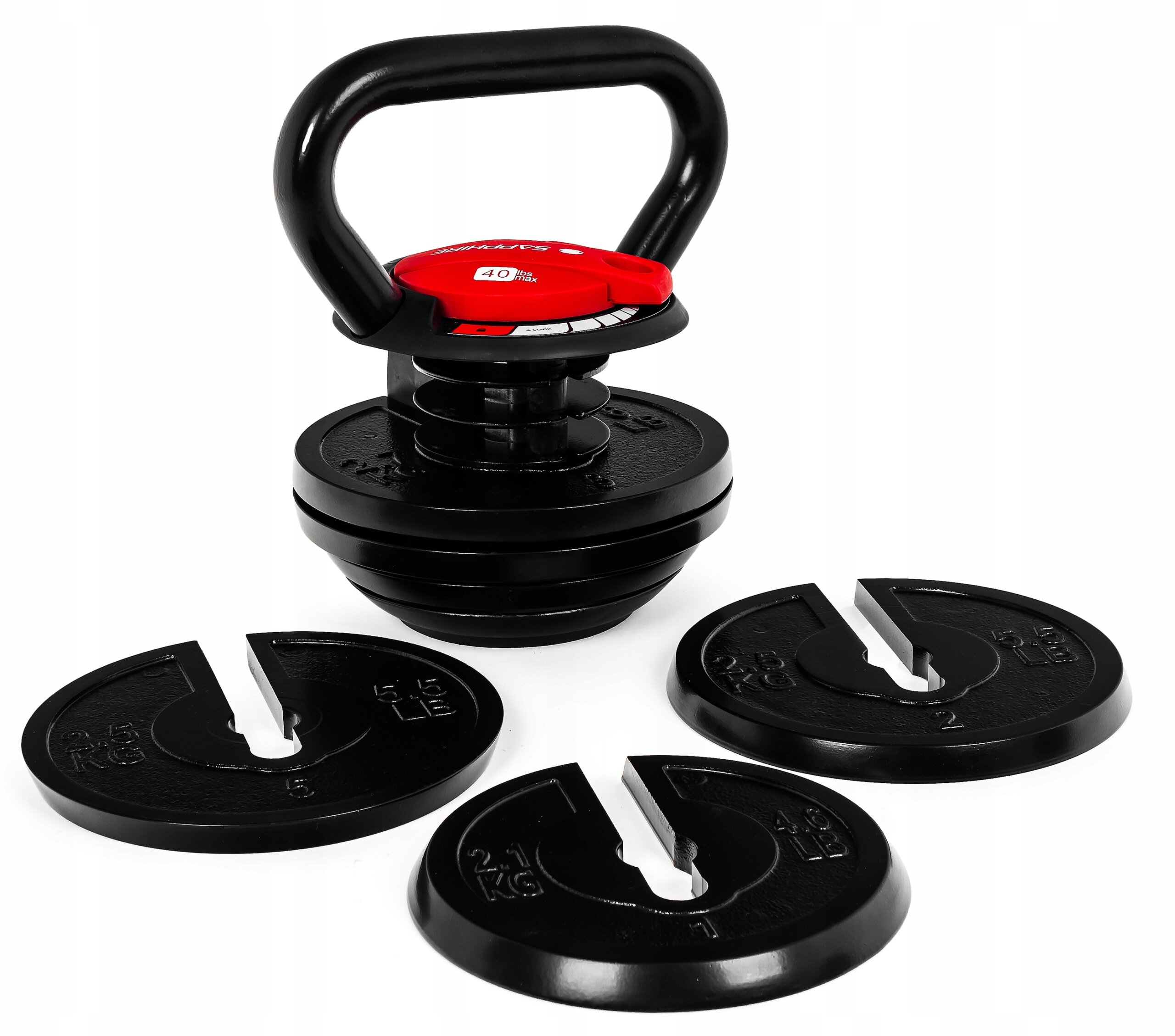 Na obrazie widoczny jest regulowany kettlebell z czarnym uchwytem i czerwonym elementem na górze, otoczony trzema czarnymi talerzami z oznaczeniami wagowymi. Talerze mają wycięcia umożliwiające ich montaż na kettlebellu.