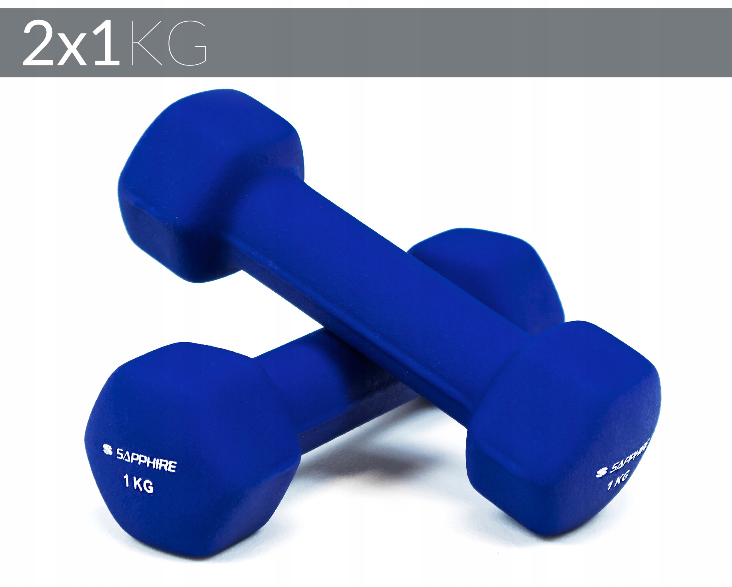 Na obrazie widoczne są dwie niebieskie hantle z napisem \'SAPPHIRE 1 KG\'. W górnej części obrazu znajduje się tekst \'2x1KG\'.