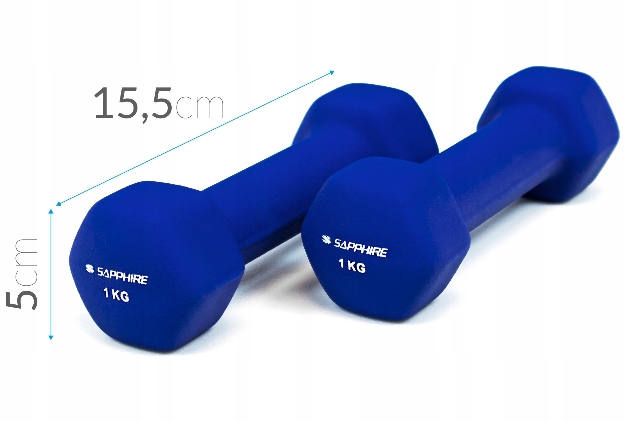 Na obrazie widoczne są dwie niebieskie hantle z logo \'SAPPHIRE\' i oznaczeniem \'1 KG\'. Obok hantli znajdują się wymiary: 15,5 cm długości i 5 cm wysokości.