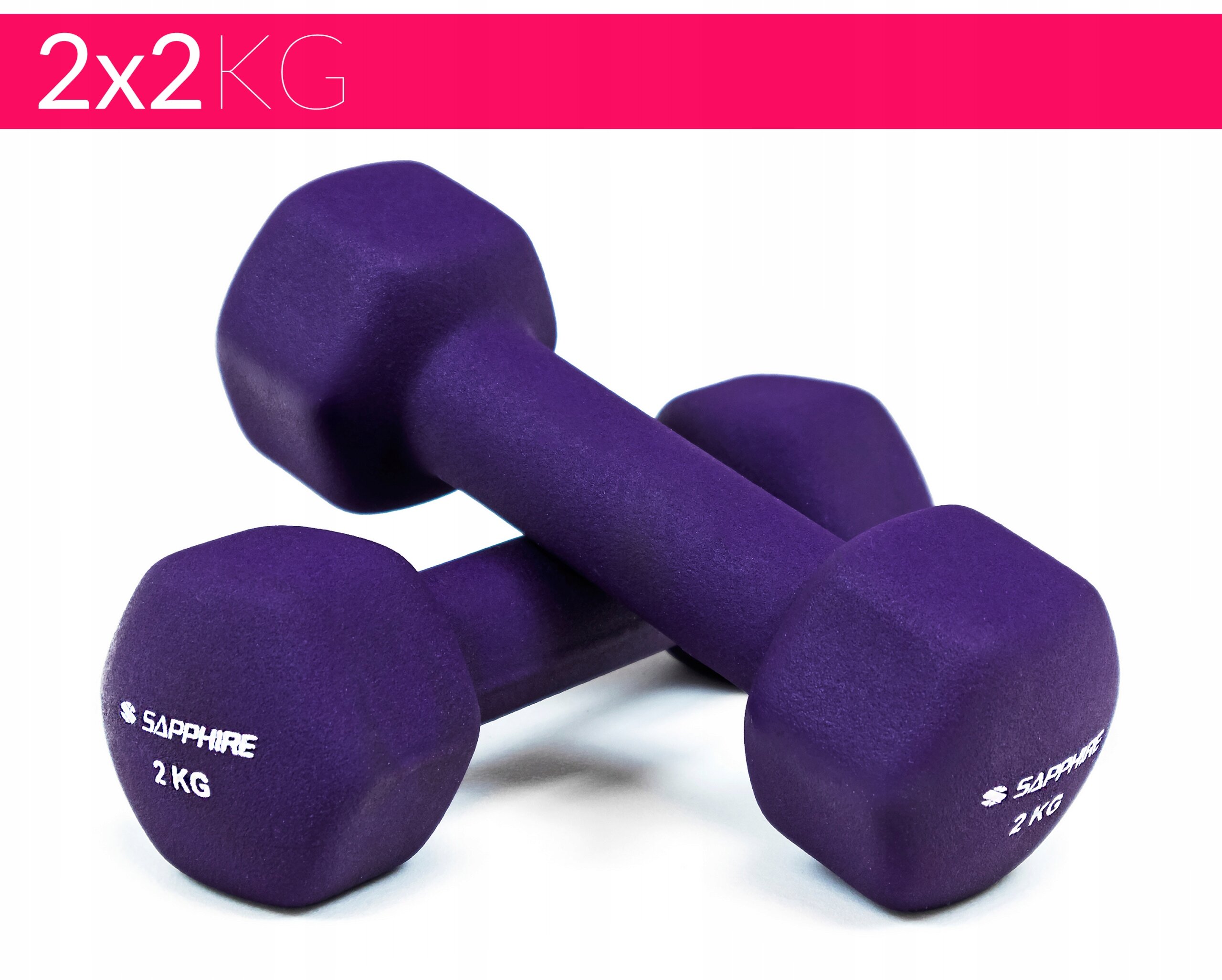 Na obrazie widoczne są dwie fioletowe hantle z napisem \'SAPPHIRE 2 KG\'. W górnej części obrazu znajduje się tekst \'2x2KG\' na różowym tle.