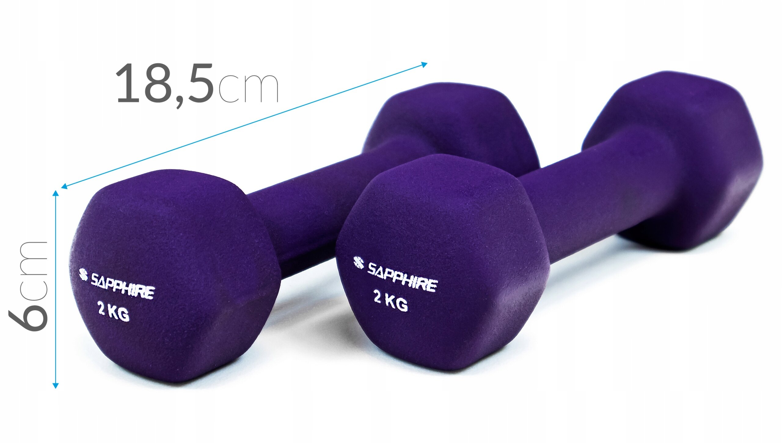 Na obrazie widoczne są dwie fioletowe hantle z napisem \'SAPPHIRE 2 KG\'. Obok hantli znajdują się wymiary: 18,5 cm długości i 6 cm wysokości.