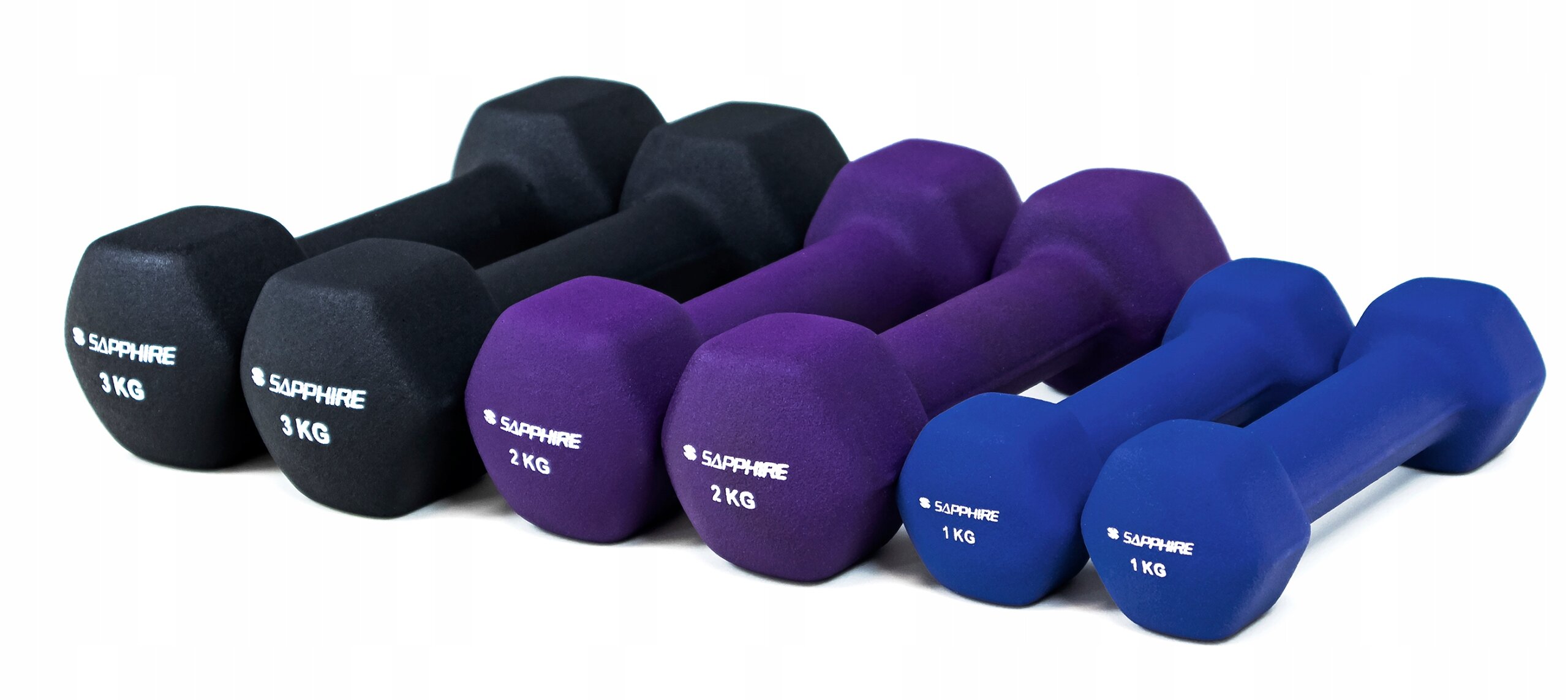 Na obrazie widoczne są neoprenowe hantle w trzech kolorach: czarnym, fioletowym i niebieskim, z oznaczeniami wagi 3 KG, 2 KG i 1 KG oraz logo \'SAPPHIRE\'.