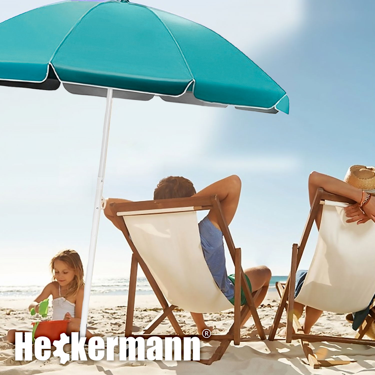 Na plaży rozstawiony jest duży, turkusowy parasol plażowy, pod którym siedzą osoby na leżakach. W lewym dolnym rogu widoczne jest logo \'Heckermann\'.