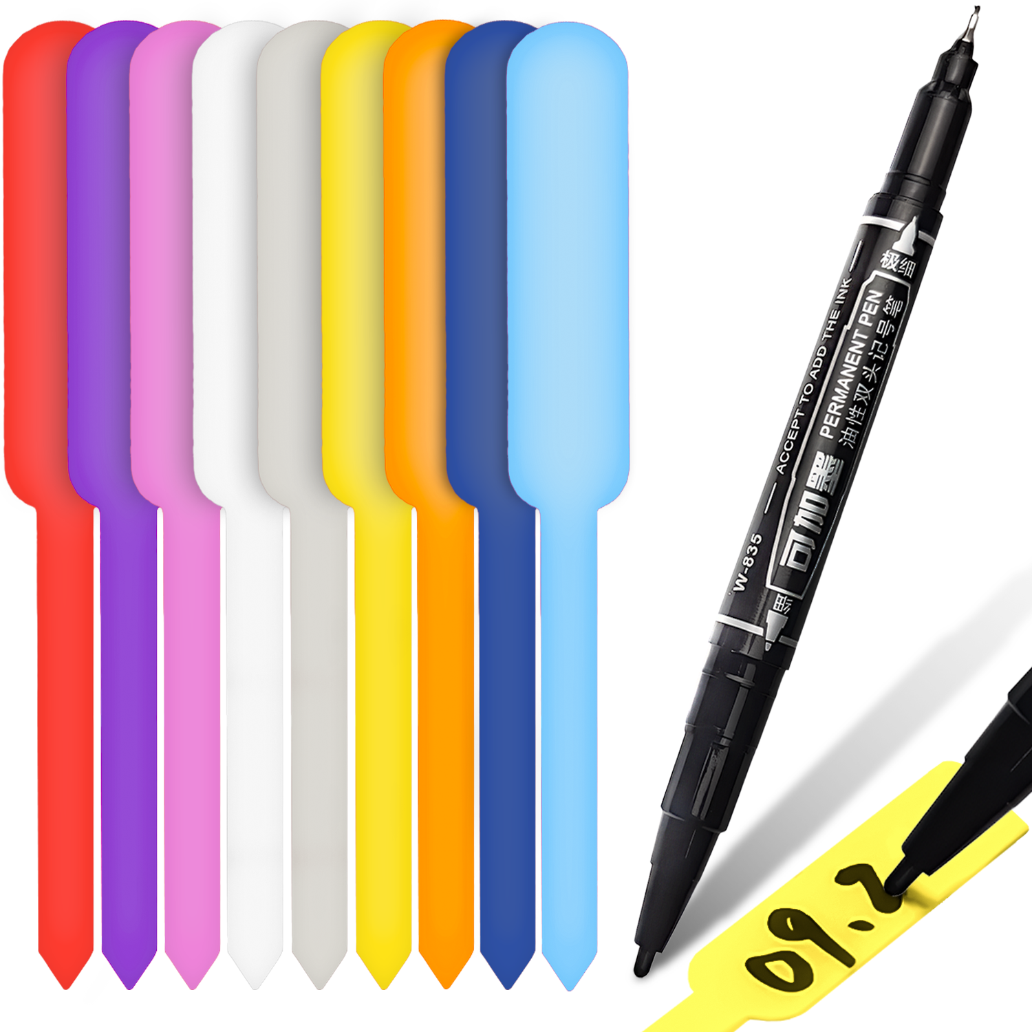 Na obrazie widoczne są kolorowe etykiety do roślin w różnych kolorach oraz czarny marker z napisem \'PERMANENT PEN\'.