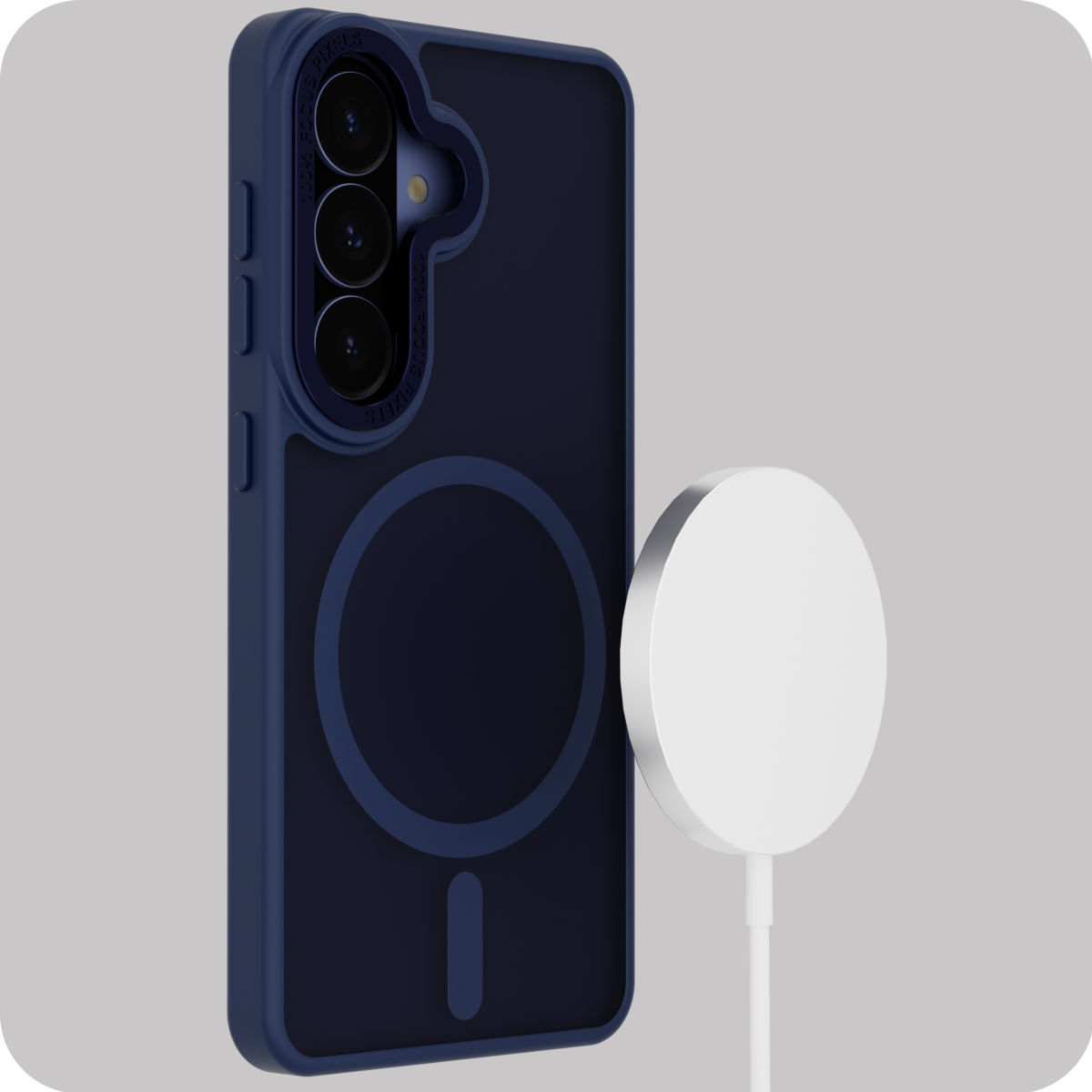 Na obrazie widoczne jest ciemnoniebieskie etui na telefon z trzema otworami na aparaty oraz okrągłym wzorem sugerującym funkcję MagSafe. Obok etui znajduje się biały, okrągły element przypominający ładowarkę bezprzewodową.