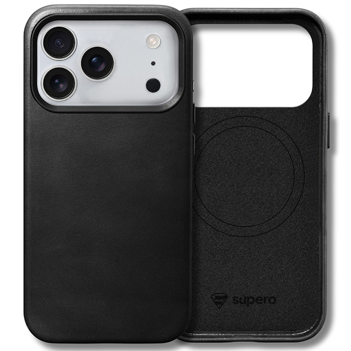 Czarne skórzane etui na telefon z trzema wycięciami na aparaty i logo \'supero\' na wewnętrznej stronie. Etui jest kompatybilne z MagSafe.