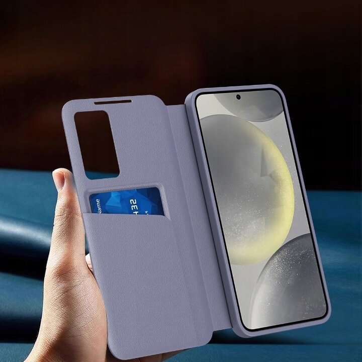 Etui z klapką Smart View do Samsung Galaxy S25 FE, skórzane pokrowiec cover, trzymane w dłoni, z widoczną kieszenią na kartę i ekranem telefonu.
