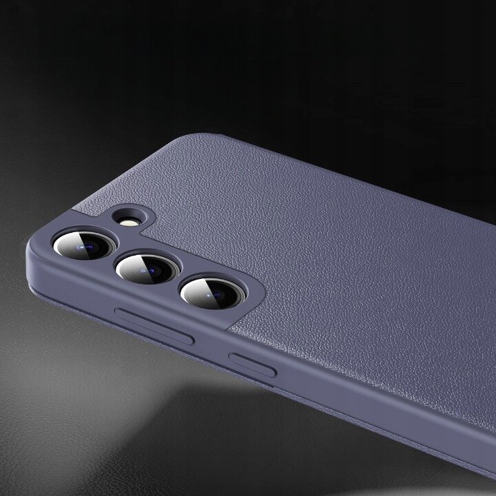 Na obrazie widoczny jest fragment telefonu w etui o teksturowanej powierzchni, z trzema otworami na aparaty fotograficzne. Etui ma kolor ciemnofioletowy.