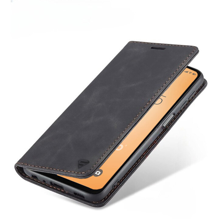 Skórzane etui z klapką na telefon, częściowo otwarte, ukazujące ekran urządzenia. Etui ma ciemny kolor z widocznymi przeszyciami na krawędziach.
