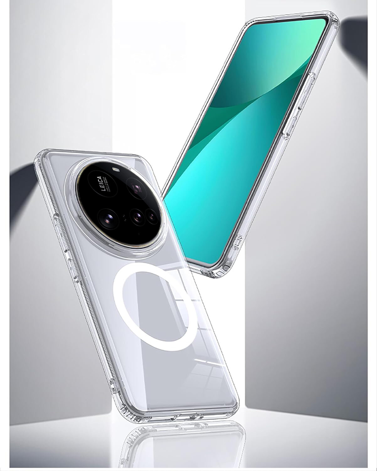 Dwa przezroczyste etui na telefon, jedno z widocznym napisem \'LEICA\' na module aparatu, umieszczone na jasnym tle.
