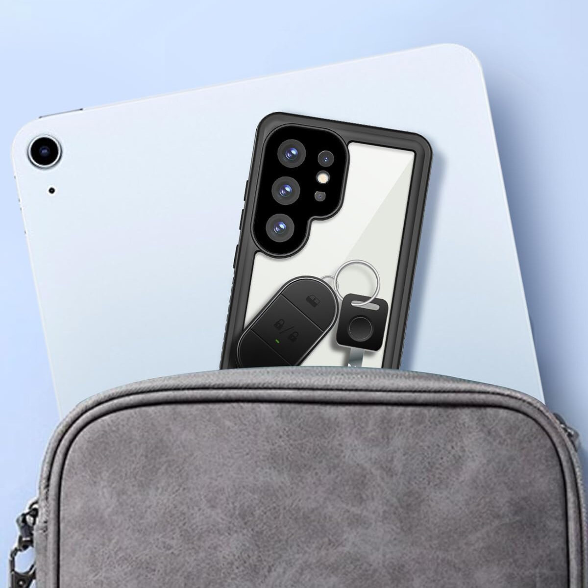 Na obrazie widoczne jest etui na telefon z trzema dużymi obiektywami aparatu oraz dwoma mniejszymi elementami. Etui leży na jasnej powierzchni obok szarej torby.