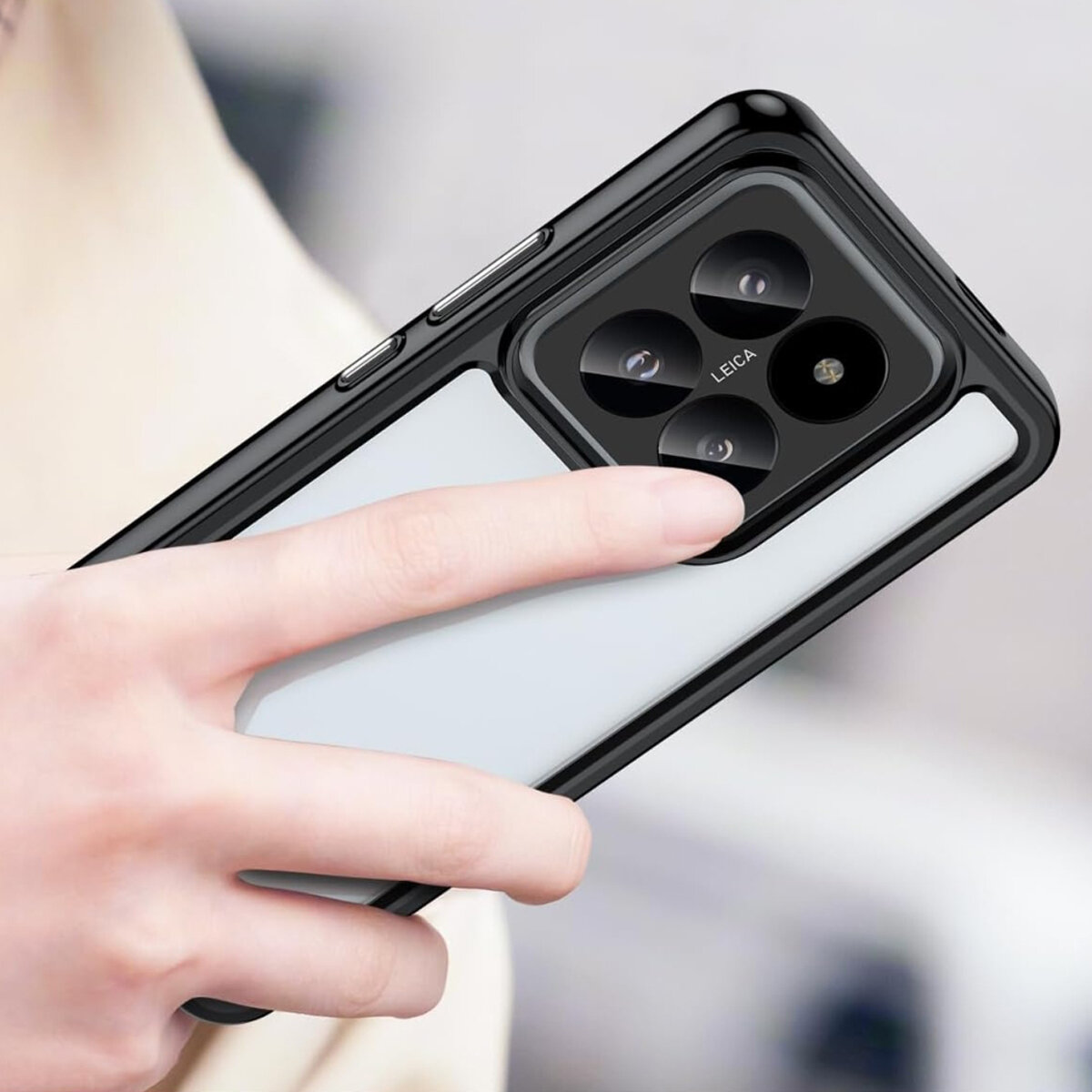 Osoba trzyma telefon w czarnym etui z widocznym napisem \'LEICA\' na module aparatu. Etui ma gładką powierzchnię i wycięcia na przyciski boczne.
