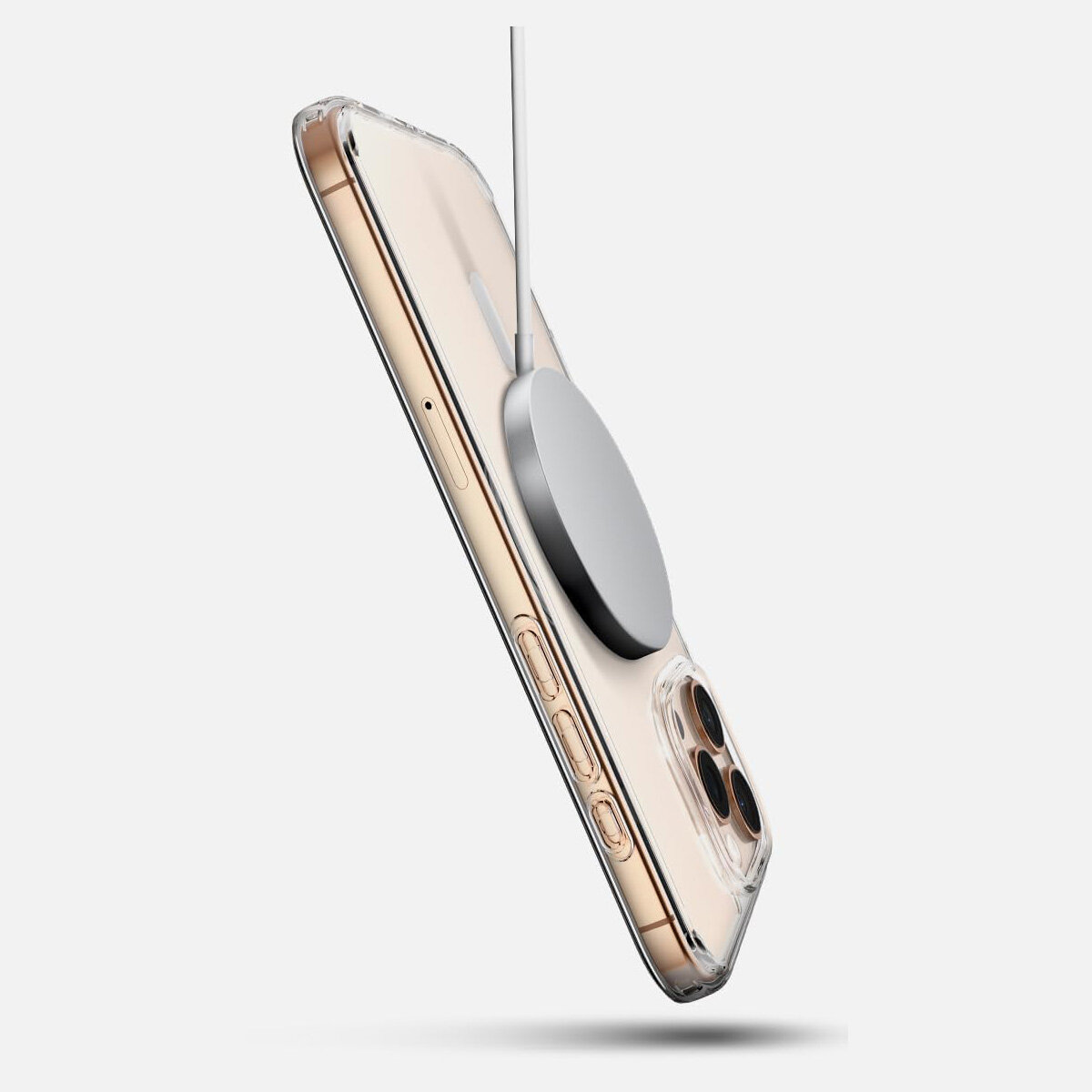 Przezroczyste etui na telefon z widocznym systemem MagSafe, przymocowane do tylnej części urządzenia. Telefon ma złoty kolor i trzy obiektywy aparatu.