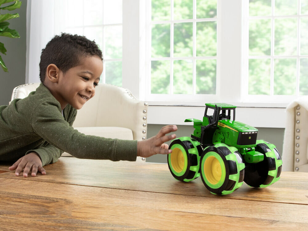 Traktor TOMY John Deere Monster Treads 46434 dziecko bawiące się zabawką na blacie charakterystyczne detale miniaturowa wersja ciągnika