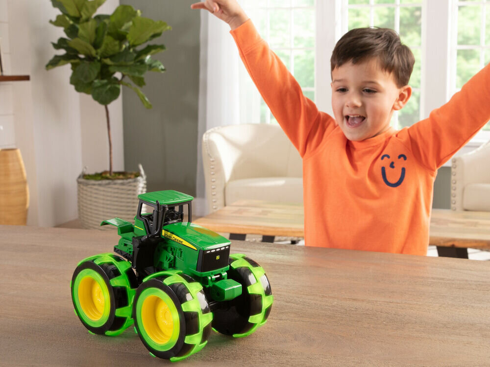 Traktor TOMY John Deere Monster Treads 46434 aktywne podświetlenie na kołach dziecko bawiące się zabawką zabawa po zmroku świecące opony