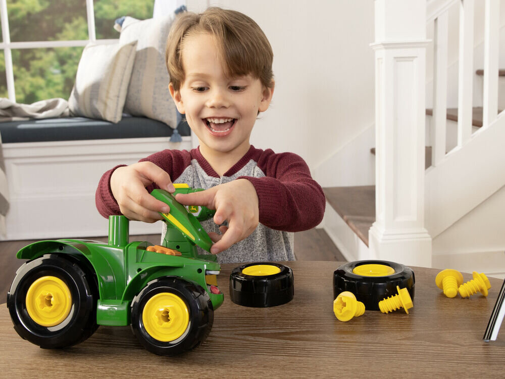 Traktor TOMY John Deere Build A Johnny Tractor 46655 dziecko składajace zabawkę na stole