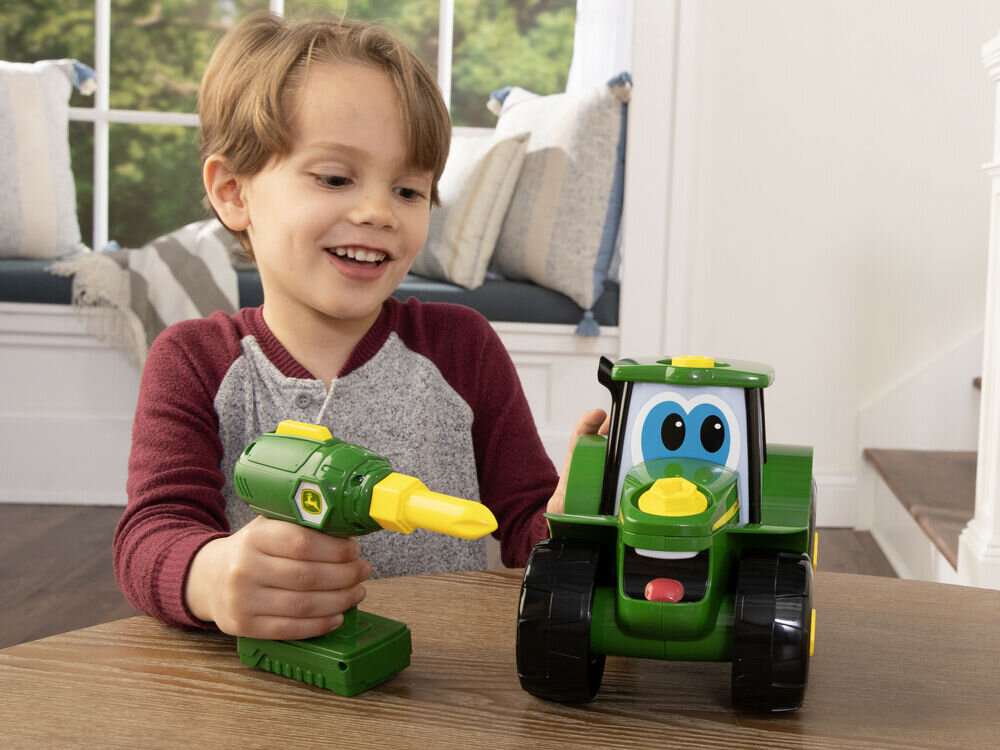 Traktor TOMY John Deere Build A Johnny Tractor 46655 uśmiechnięte dziecko z wkrętarką ciągnik na blacie rozwój koordynacji ruchowej zabawa przez naukę