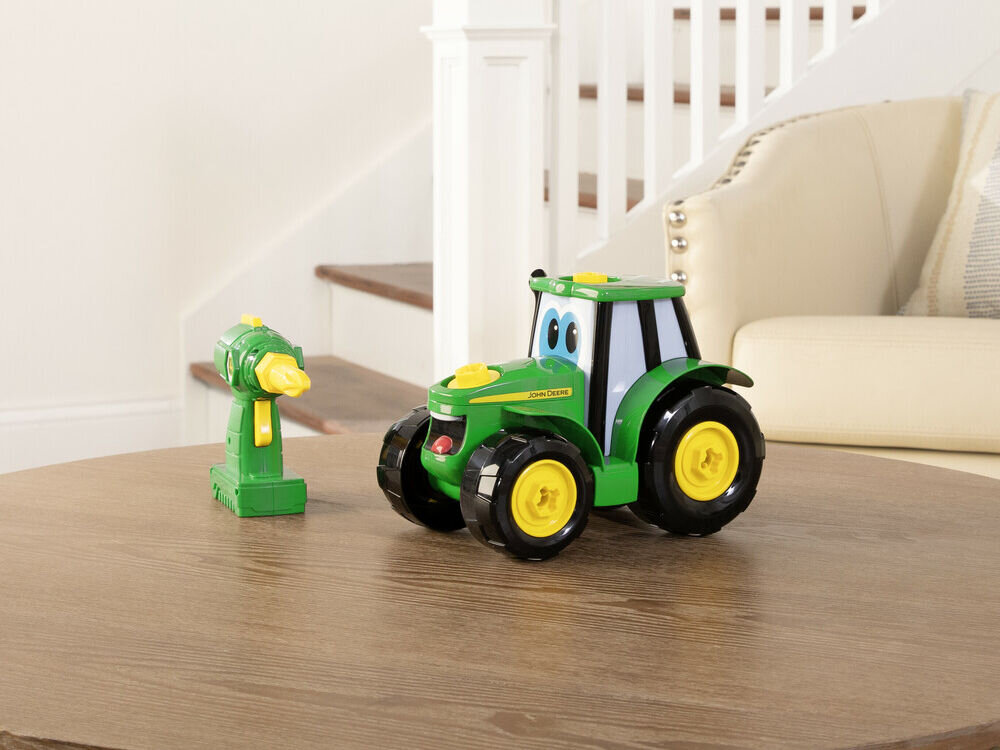 Traktor TOMY John Deere Build A Johnny Tractor 46655 gotowy traktor i wkrętarka stojące na blacie