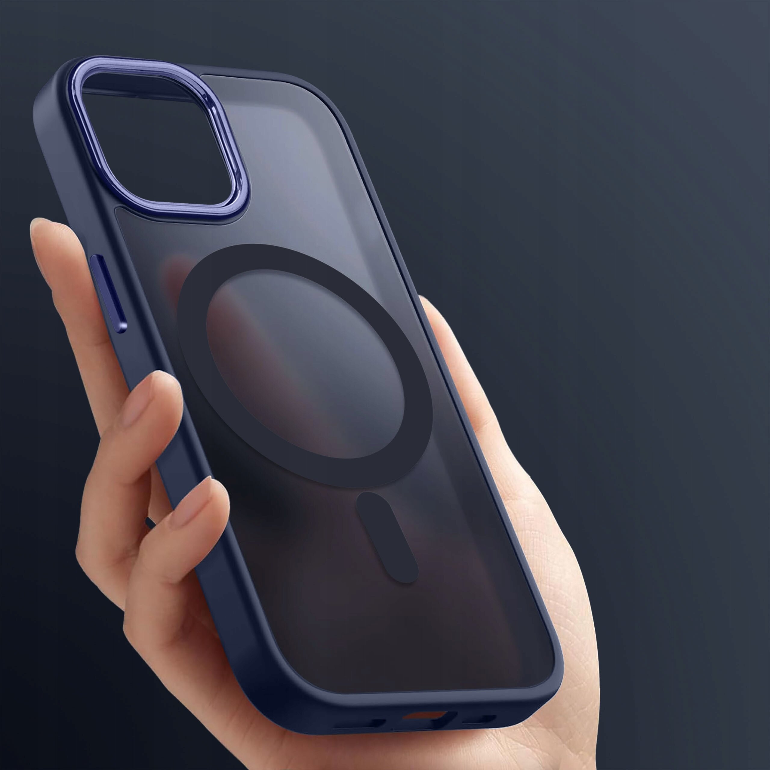 Etui do iPhone 15 Pro Max w kolorze ciemnoniebieskim, trzymane w dłoni, z widocznym okrągłym wzorem na tylnej części, przeznaczone do MagSafe.