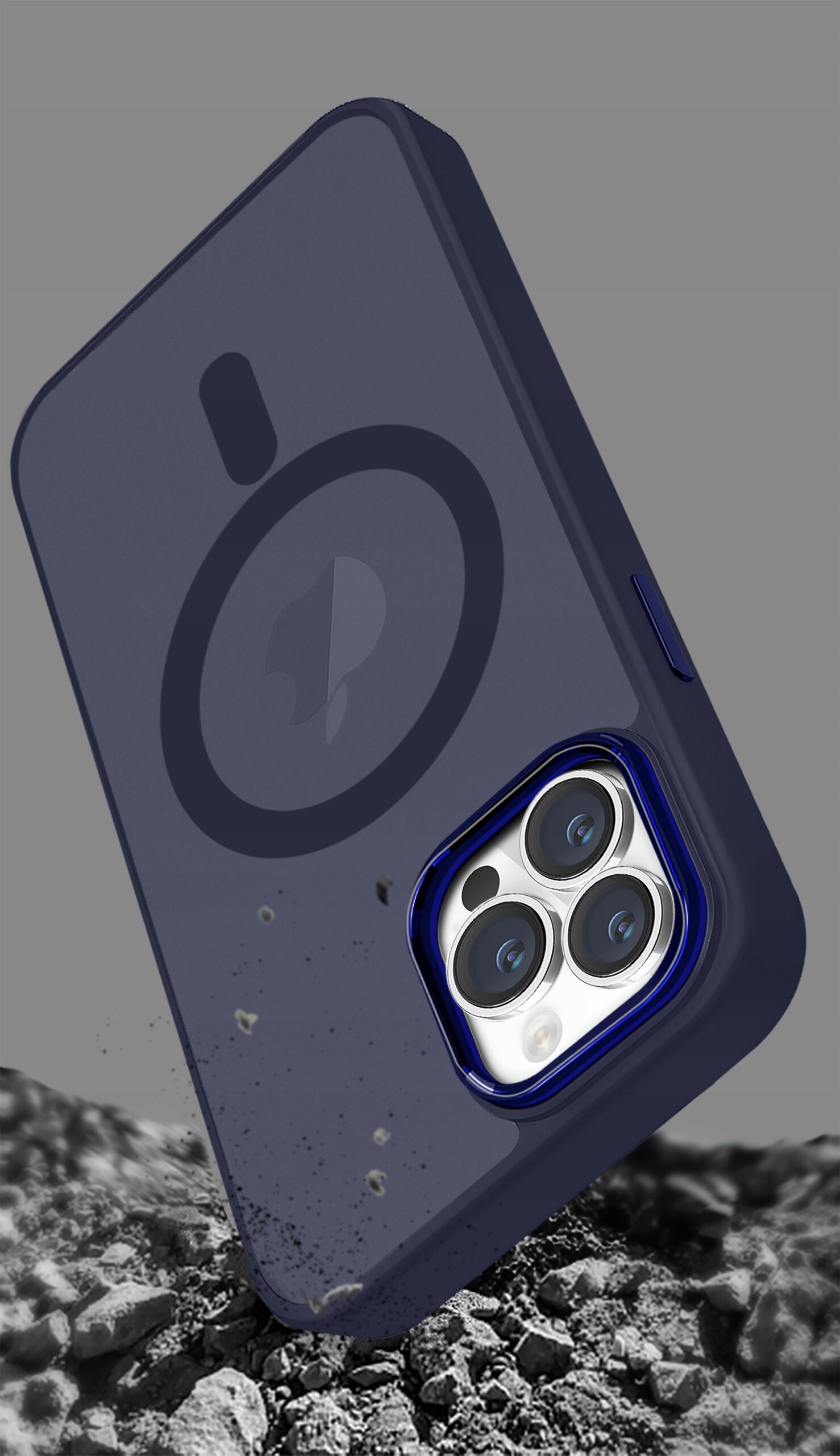 Matowe etui do iPhone 15 Pro Max z funkcją MagSafe, z widocznym szkłem ochronnym na ekranie 9H, przedstawione na tle szarego krajobrazu z kamieniami.