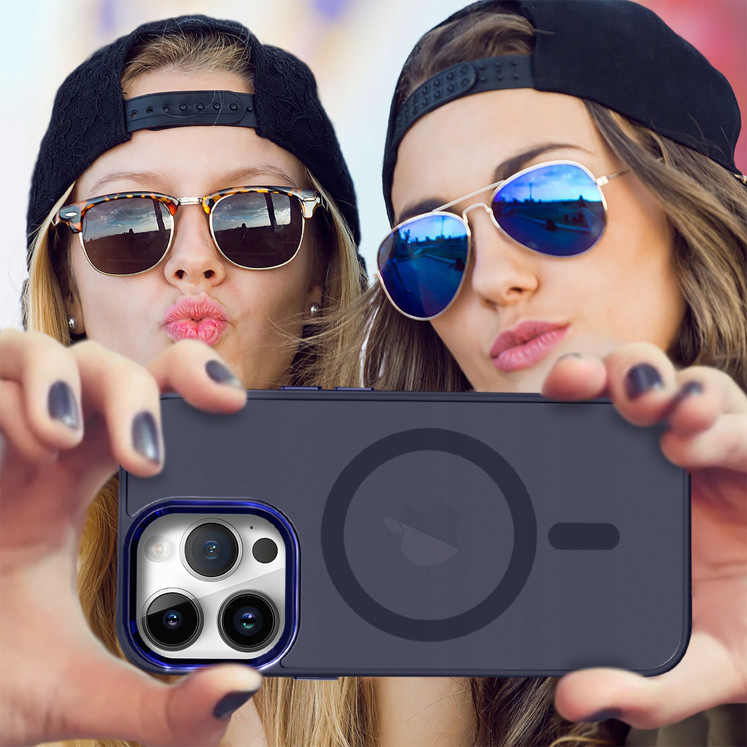 Na zdjęciu widoczne jest etui do iPhone 15 Pro Max z funkcją MagSafe, trzymane przez dwie osoby w okularach przeciwsłonecznych i czapkach z daszkiem.