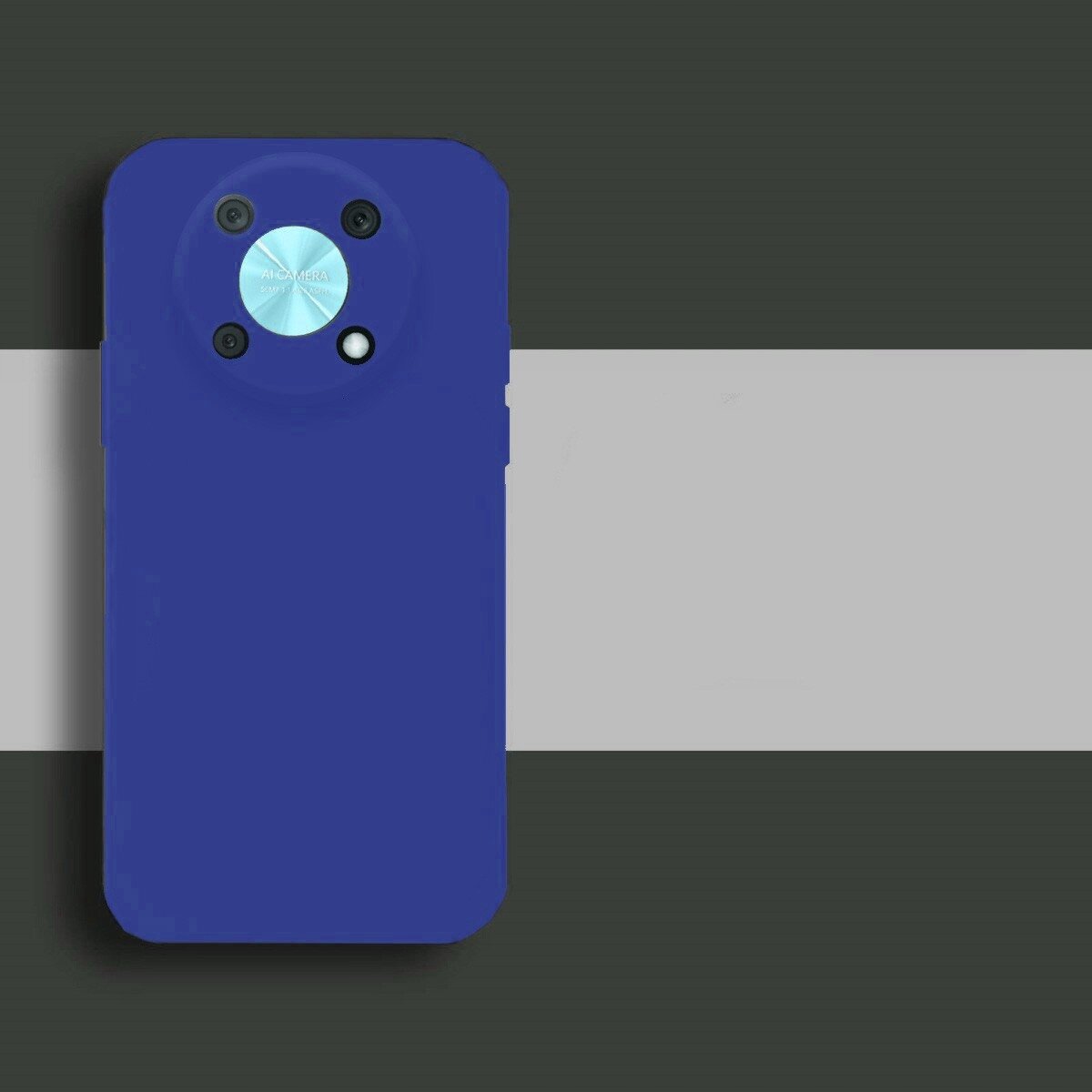 Niebieskie etui na telefon z okrągłym wycięciem na aparat, na którym widnieje napis \'NOVA Y90\'. Tło jest dwukolorowe, ciemnoszare i jasnoszare.